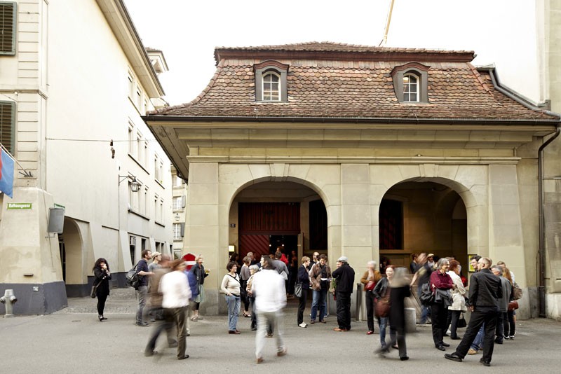 Schlachthaus Theater von aussen mit Menschen, die davor warten. © Alexander Jaquemet