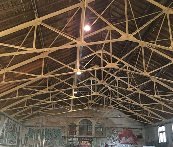 Gerüstkonstruktion der Decke der Grossen Halle sowie mit Graffiti besprühte Wand.
